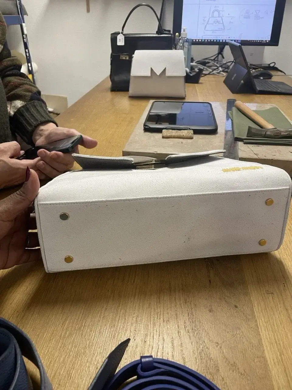 Sac posé sur une table de travail dans un atelier