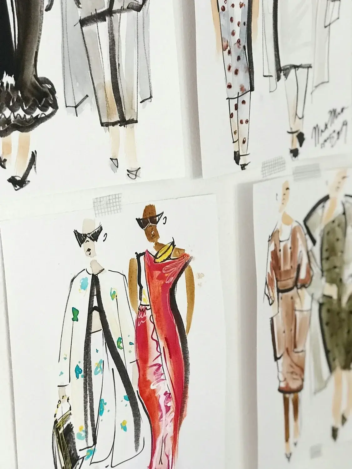 Croquis de silhouettes et recherches pour une collection de mode