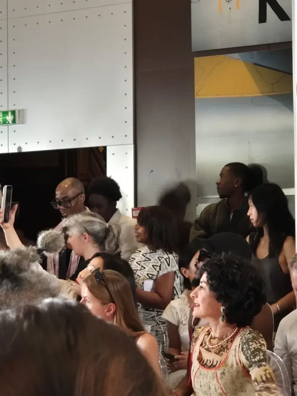 Dona Boigey assise lors d’une rencontre professionnelle