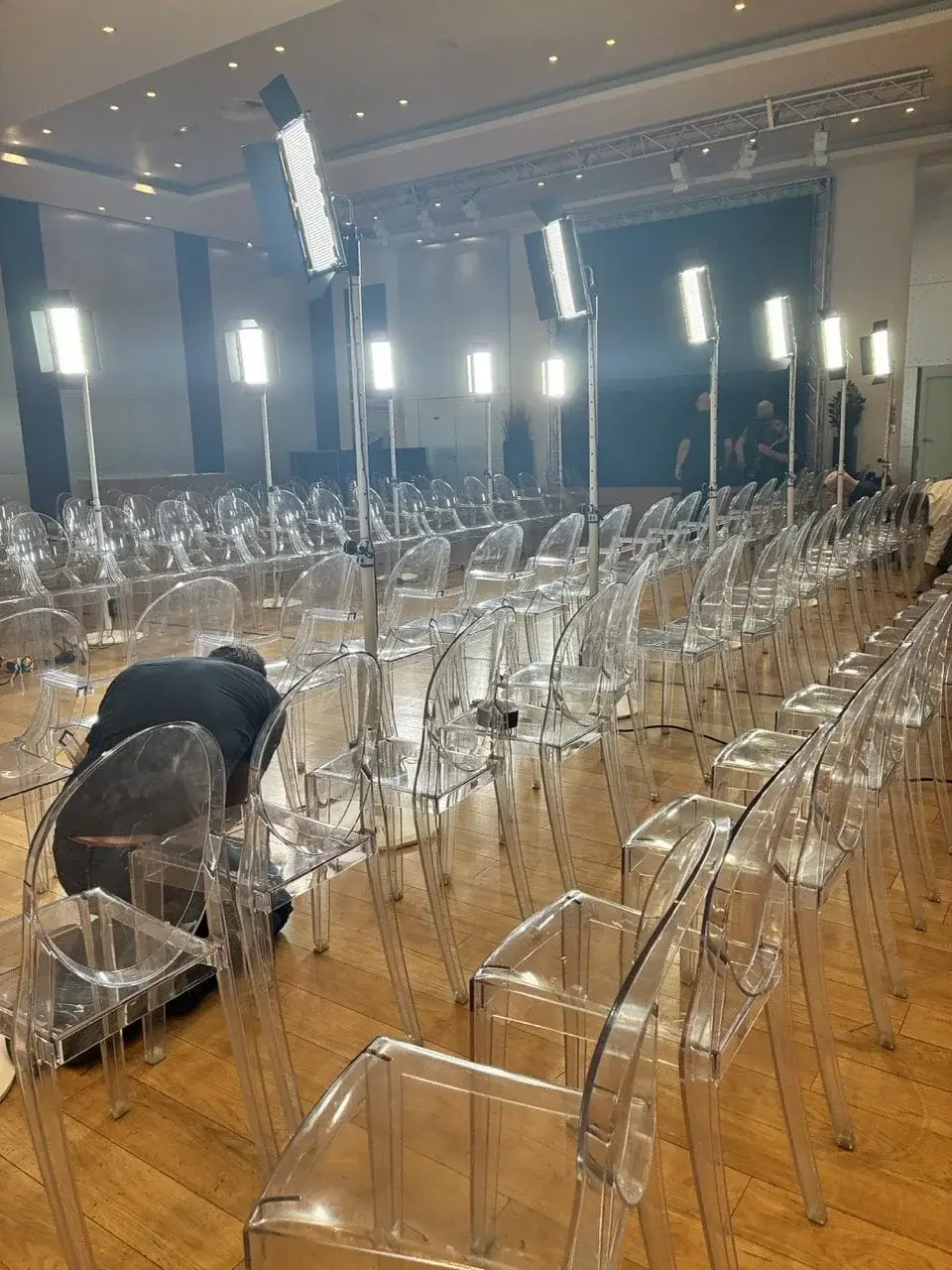 Salle préparée pour un défilé de mode